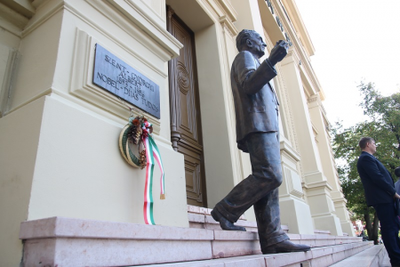 Szent-Gyorgyi_szobor_1 Szent-Gyorgyi_szobor_1