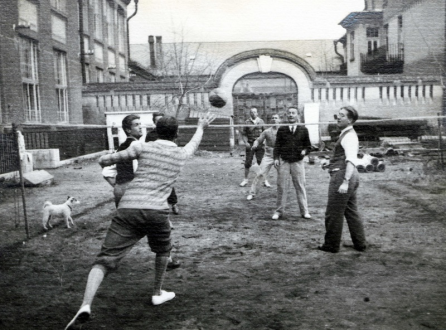 Szent-Györgyi Albert munkatársaival röplabdázik a Kálváris 5. szám alatti épület udvarán 1932-ben.