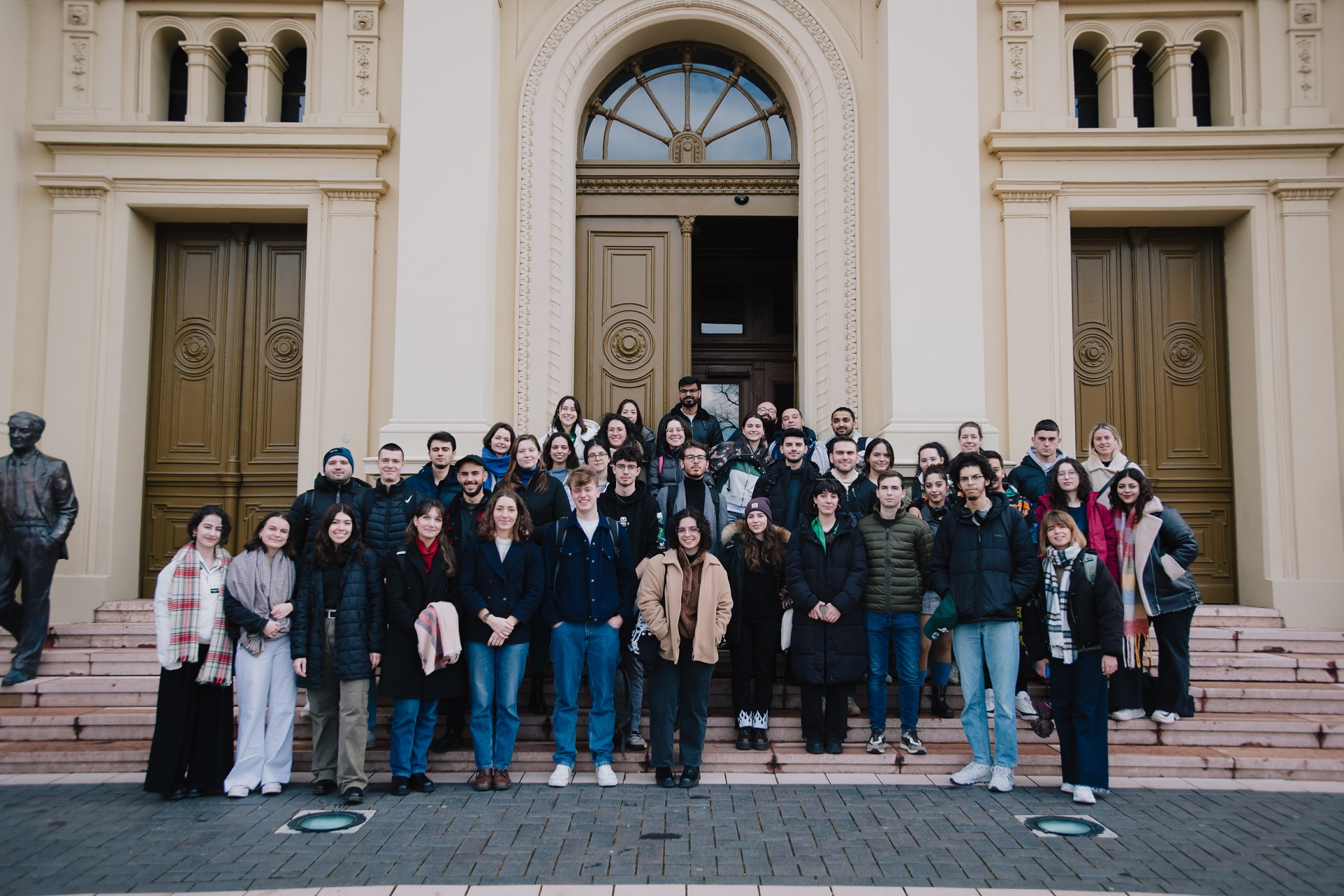 Az Erasmus+ program újonnan érkezett nemzetközi hallgatói a Szegedi Tudományegyetem rektori hivatala előtt. Fotó: Zentai Péter