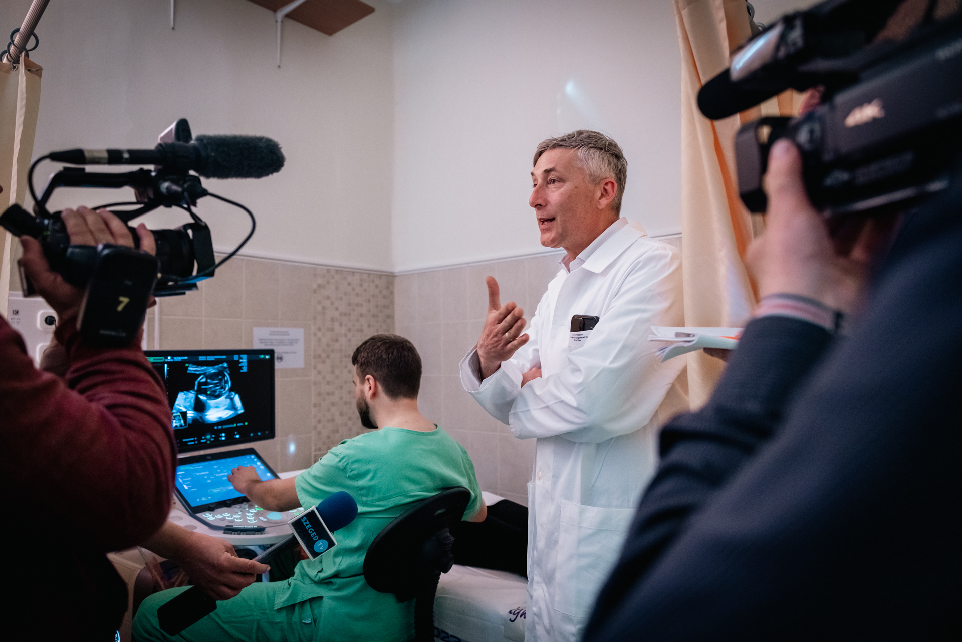 Dr. Elekes Tibor, az SZTE Szülészeti és Nőgyógyászati Klinika Foeto-Maternalis Centrumának vezető főorvosa bemutatja az ultrahangos vizsgálószobát