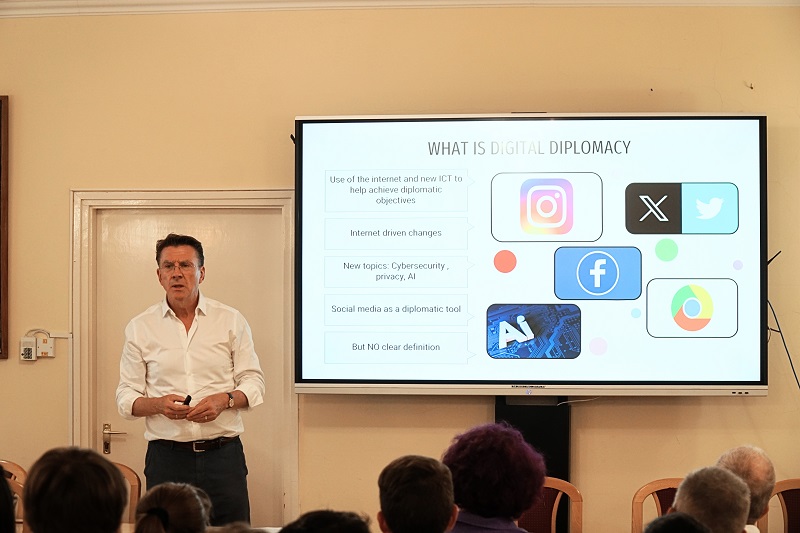 Foto_Lengyel_Nikolett_2025.Jul15_Iain_Lindsay_a_Nyari_egyetemen5_btkpr Foto_Lengyel_Nikolett_2025.Jul15_Iain_Lindsay_a_Nyari_egyetemen5_btkpr