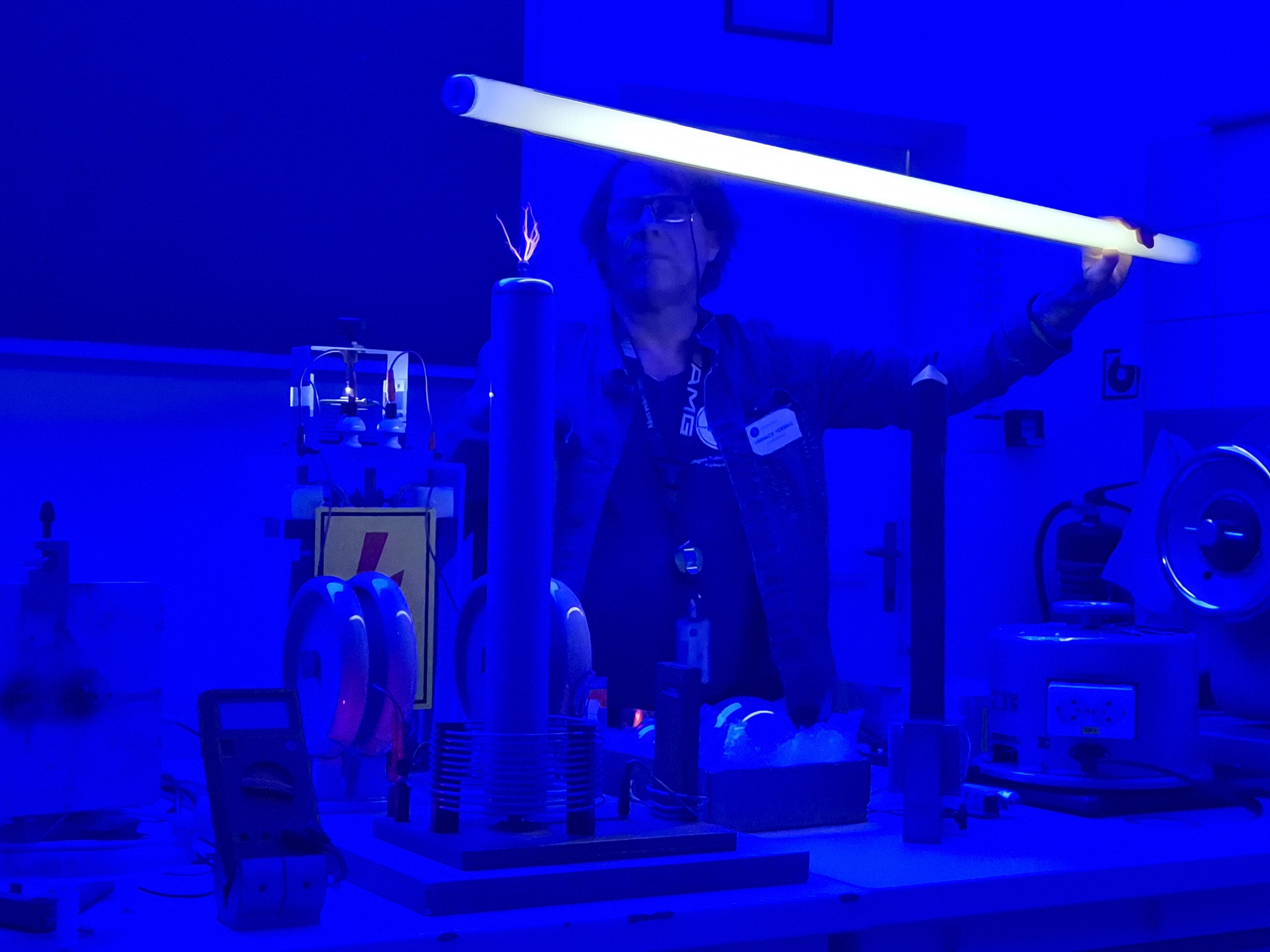 Ignácz Ferenc, az SZTE mesteroktatója kísérlet közben Ignácz Ferenc, az SZTE mesteroktatója kísérlet közben