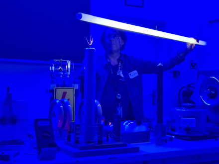 Ignácz Ferenc, az SZTE mesteroktatója kísérlet közben Ignácz Ferenc, az SZTE mesteroktatója kísérlet közben