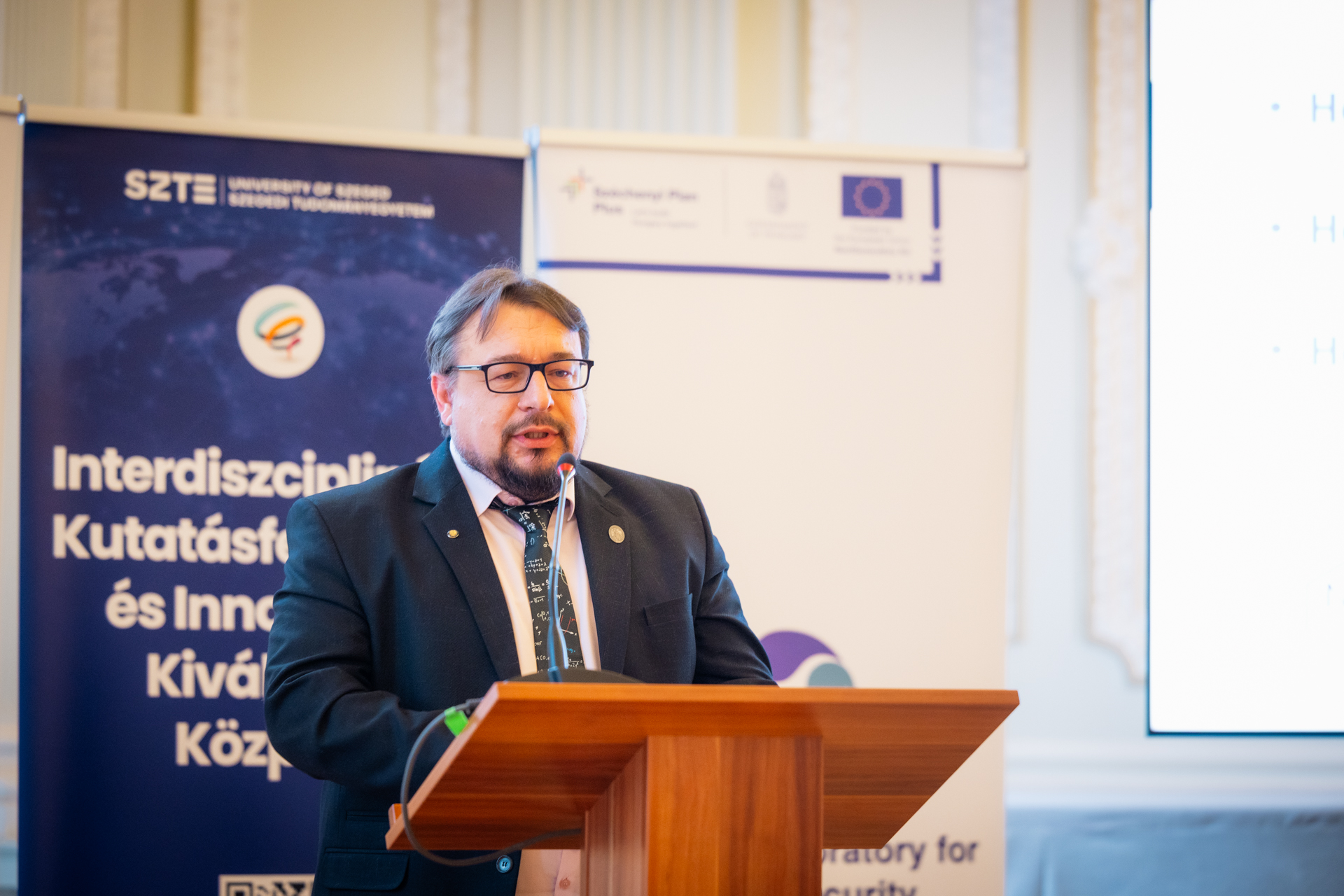 Dr. Röst Gergely matematikus, az SZTE Alkalmazott és Numerikus Matematika Tanszék vezetője, az Egészségbiztonság Nemzeti Laboratórium szakmai vezetője Dr. Röst Gergely matematikus, az SZTE Alkalmazott és Numerikus Matematika Tanszék vezetője, az Egészségbiztonság Nemzeti Laboratórium szakmai vezetője