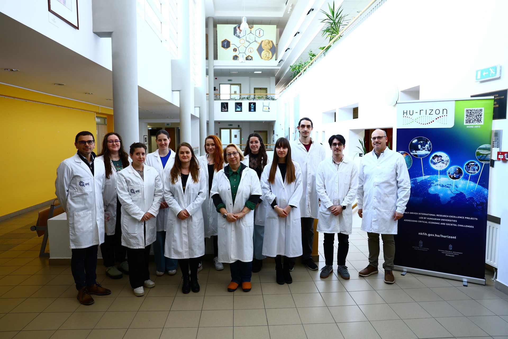 SZTE TTIK Biológiai Intézet Biotechnológiai és Mikrobiológiai Tanszékének HUrizont pályázatnyertes két kutatócsoportja jobbról Prof. Dr. Papp Tamás, a HUN-REN-SZTE Gombafertőzések Patomechanizmusai Kutatócsoport vezetője, balról Prof. Dr. Gácser Attila, a SZTE TTIK Biológiai Intézet Biotechnológiai és Mikrobiológiai Tanszékének HUrizont pályázatnyertes két kutatócsoportja jobbról Prof. Dr. Papp Tamás, a HUN-REN-SZTE Gombafertőzések Patomechanizmusai Kutatócsoport vezetője, balról Prof. Dr. Gácser Attila, a