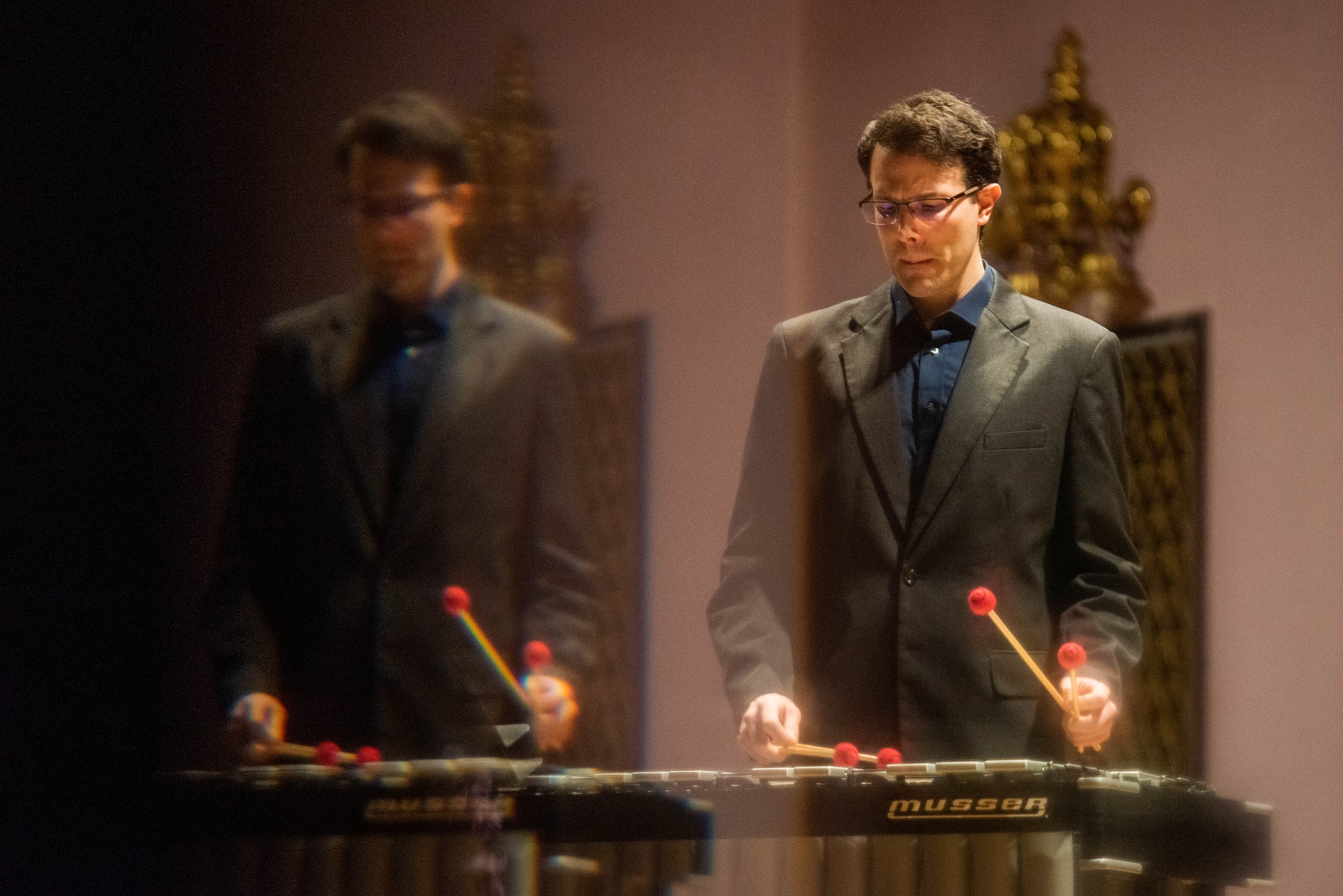 Szives Márton Gábor ütőhangszeres művész. Fotó: Szász Erika Szives Márton Gábor ütőhangszeres művész. Fotó: Szász Erika