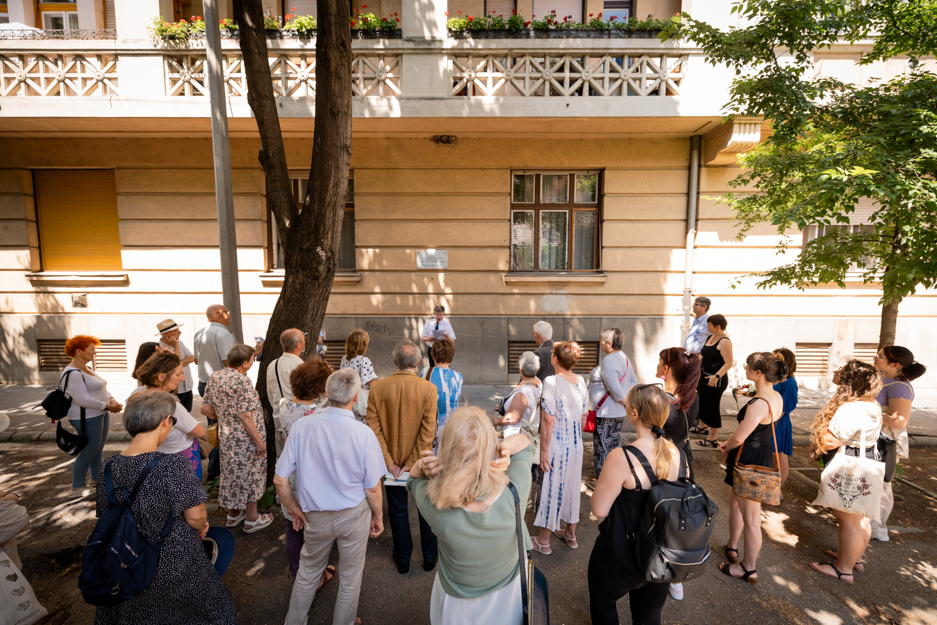 Az SZTE BTK emléktábla-avatása a szegedi finnugor tanszéket megalapító Hajdú Péter nyelvész egykori lakóhelyénél Az SZTE BTK emléktábla-avatása a szegedi finnugor tanszéket megalapító Hajdú Péter nyelvész egykori lakóhelyénél