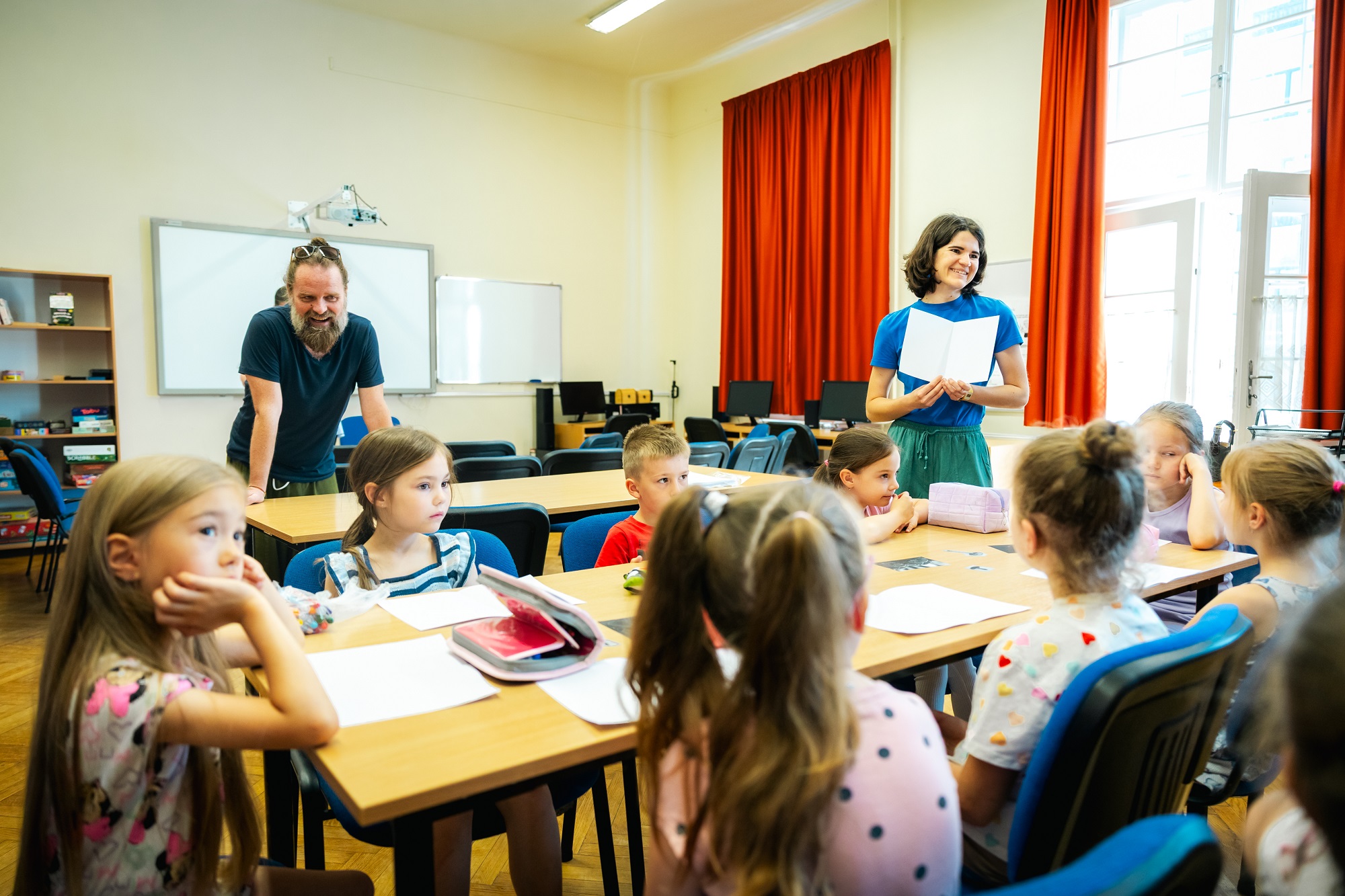 Lanczkor Gábor, a Gúfó és a gombák című mesekönyv szerzője és Gráf Dóra a könyv illusztrátora az SZTE Juhász Gyula Gyakorló Általános Iskola 1.d. osztályában Lanczkor Gábor, a Gúfó és a gombák című mesekönyv szerzője és Gráf Dóra a könyv illusztrátora az SZTE Juhász Gyula Gyakorló Általános Iskola 1.d. osztályában