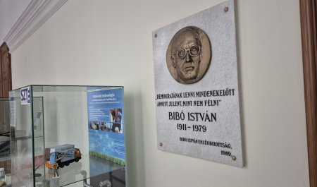 Bibó István 1989-ben elhelyezett emléktáblája a Szegedi Tudományegyetem rektori hivatalának első emeleti folyosóján Bibó István 1989-ben elhelyezett emléktáblája a Szegedi Tudományegyetem rektori hivatalának első emeleti folyosóján