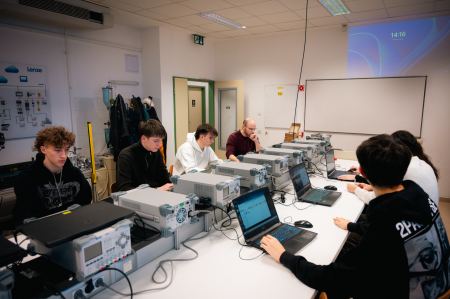 KJA-Valódi mérnöki élmény, az SZTE Mérnöki Kar laborjaiban alapozzák meg jövőjüket a Karolina Gimnázium diákjai KJA-Valódi mérnöki élmény, az SZTE Mérnöki Kar laborjaiban alapozzák meg jövőjüket a Karolina Gimnázium diákjai